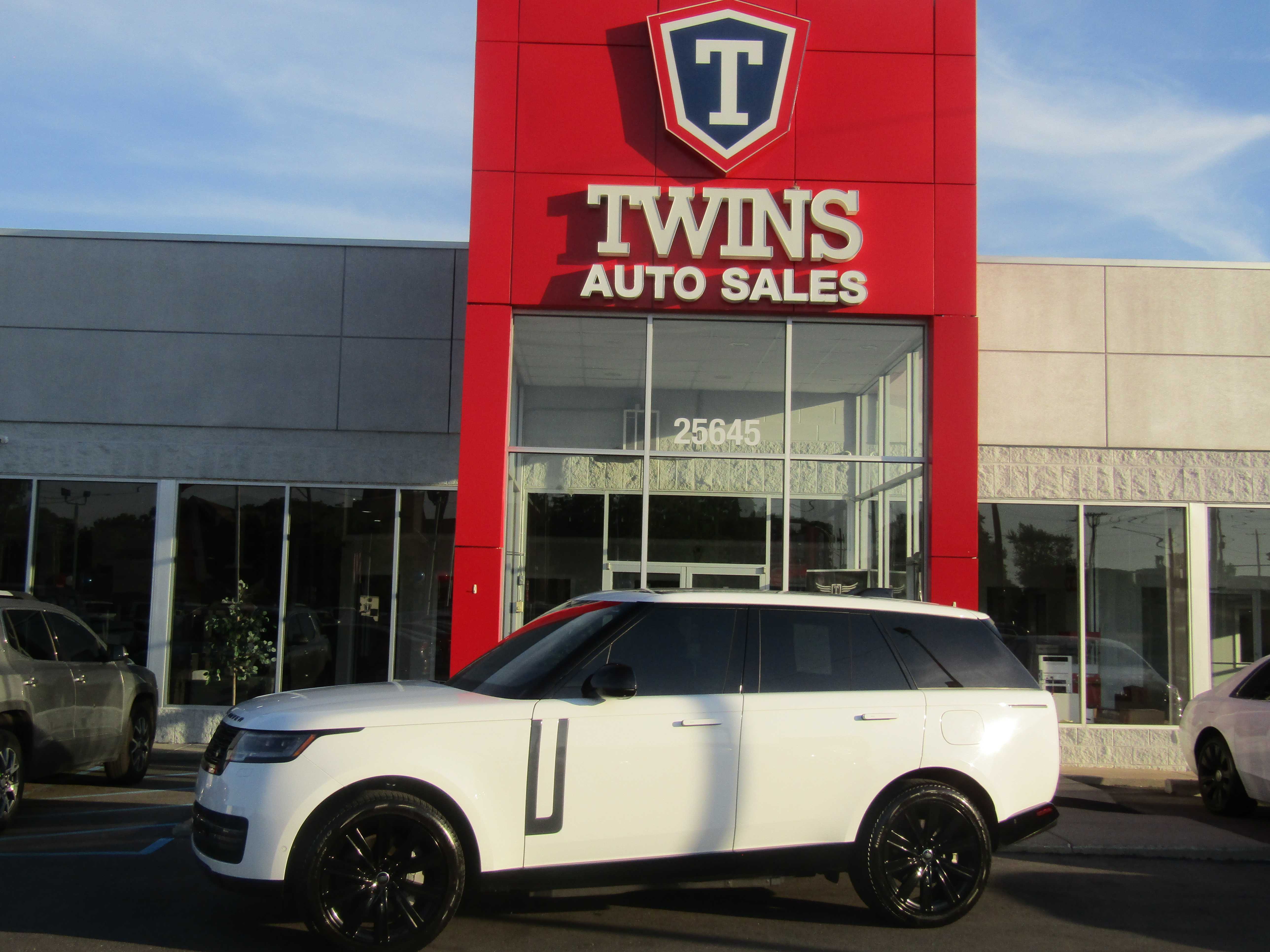 White 2025 Land Rover Range Rover P550e SE AWD SUV / Crossover All-Wheel Drive Automatic