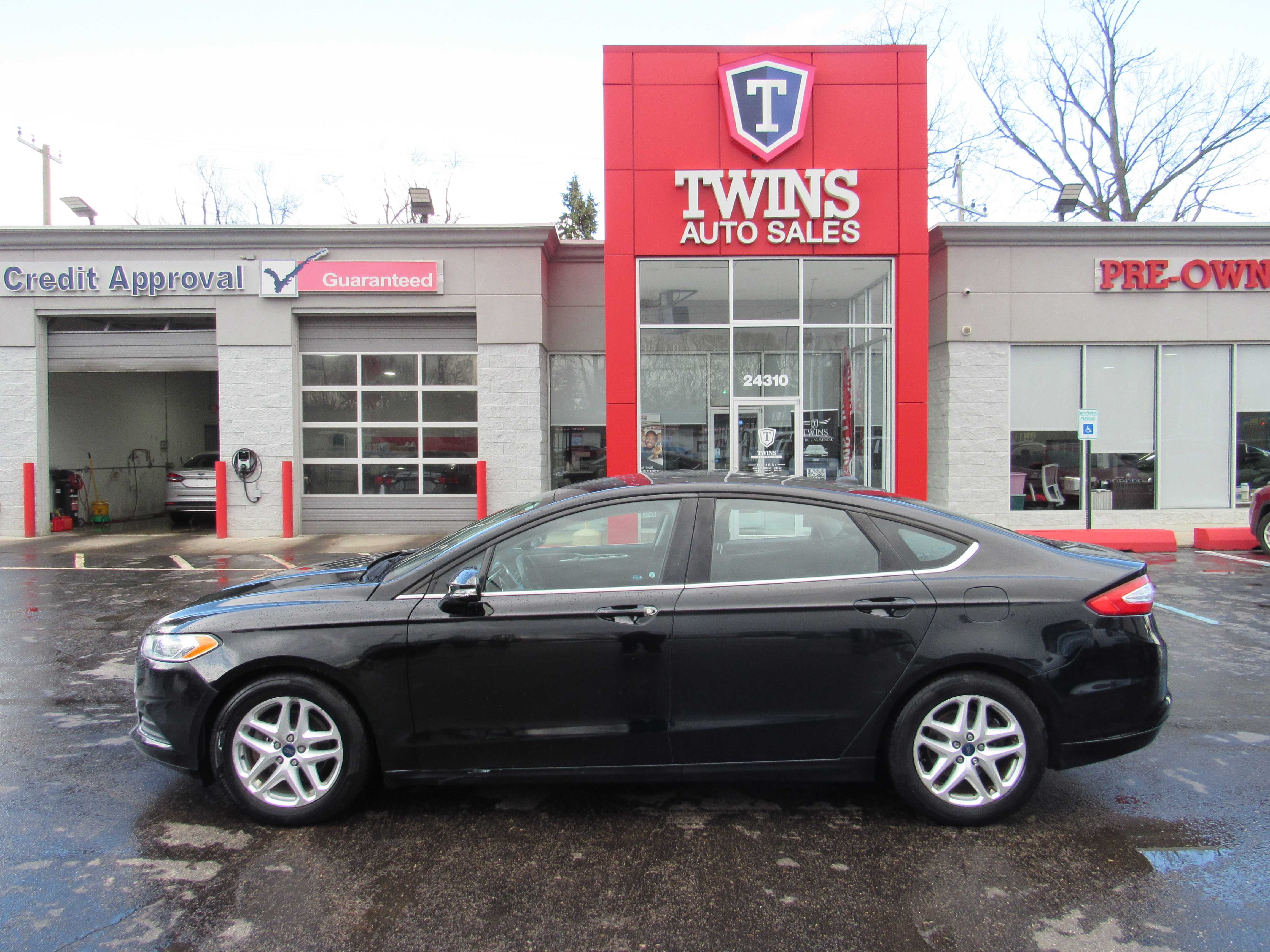 Black 2016 Ford Fusion SE Sedan Front-Wheel Drive 6-Speed Automatic