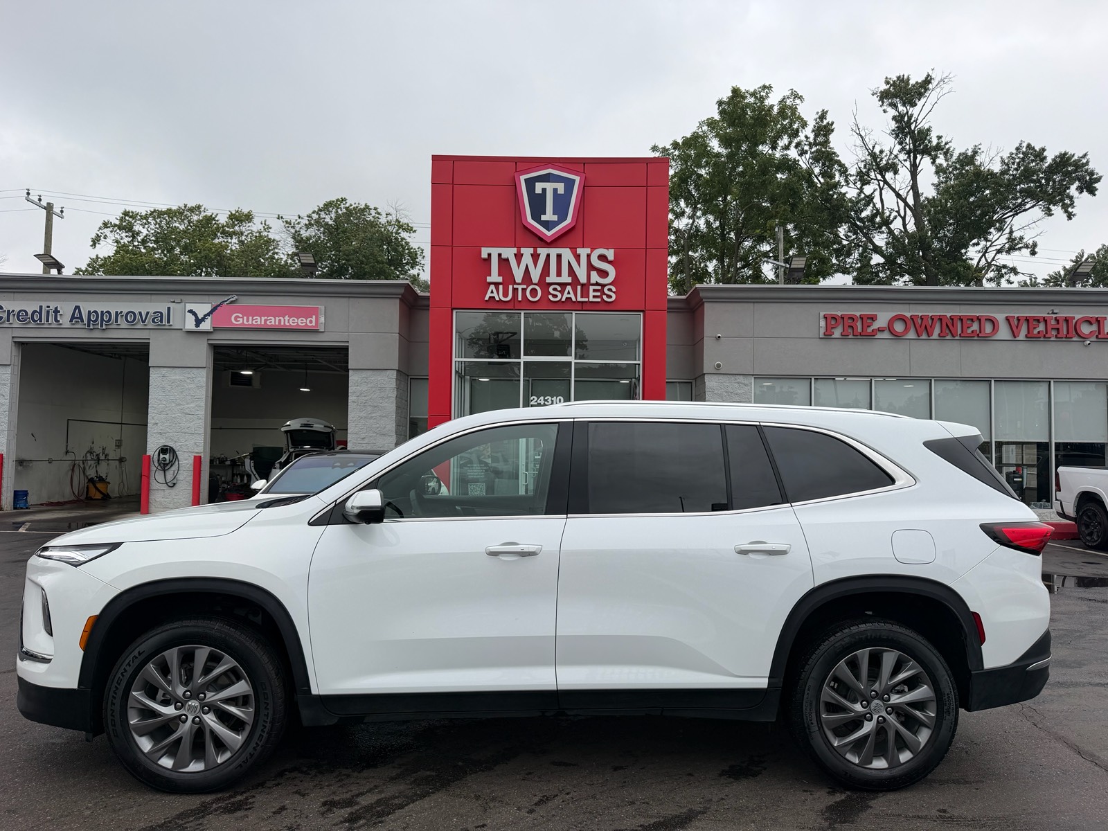 White 2026 Buick Enclave SUV / Crossover Four-Wheel Drive 8-Speed Automatic