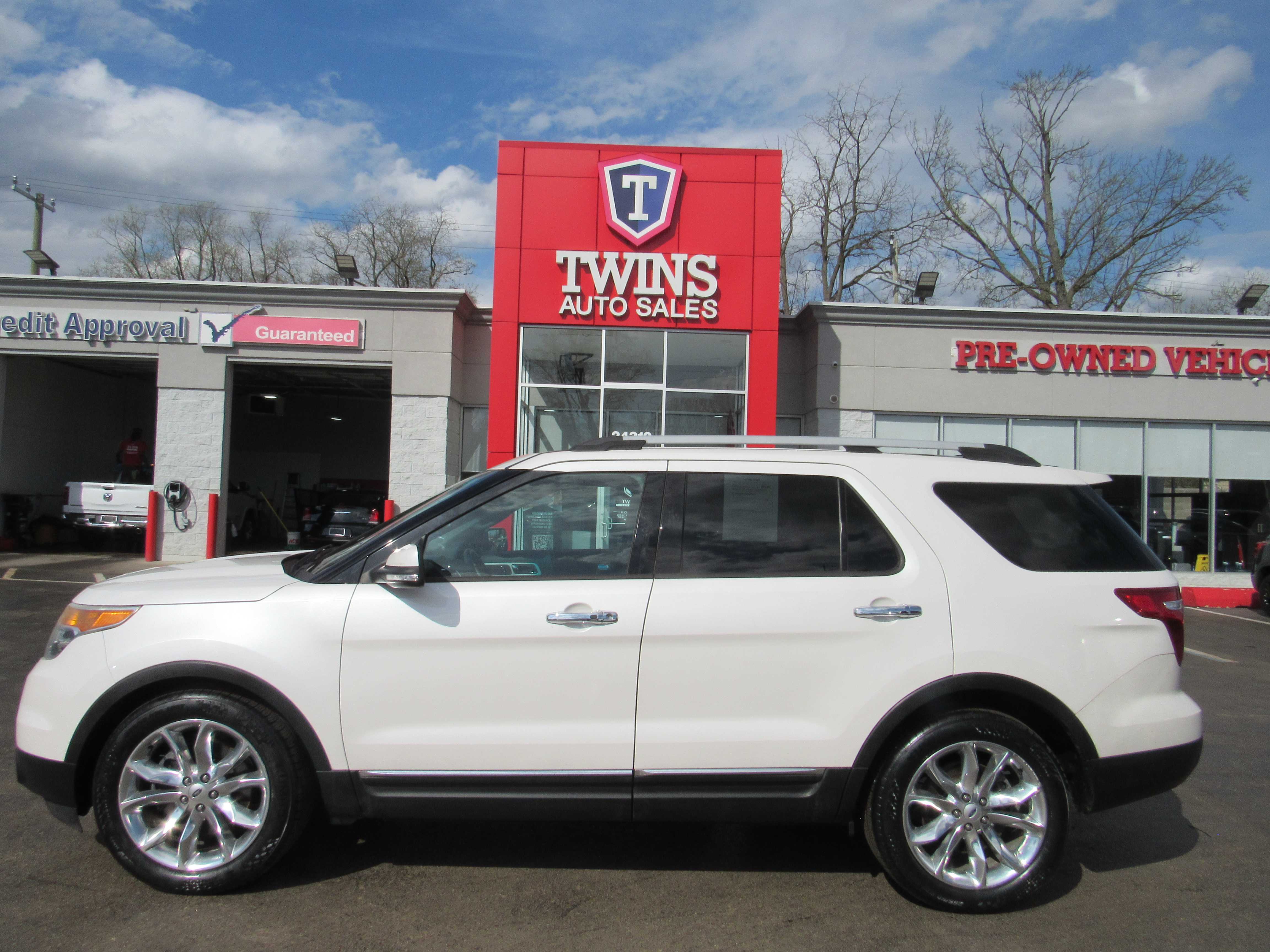 White 2014 Ford Explorer Limited SUV / Crossover Front-Wheel Drive 6-Speed Automatic