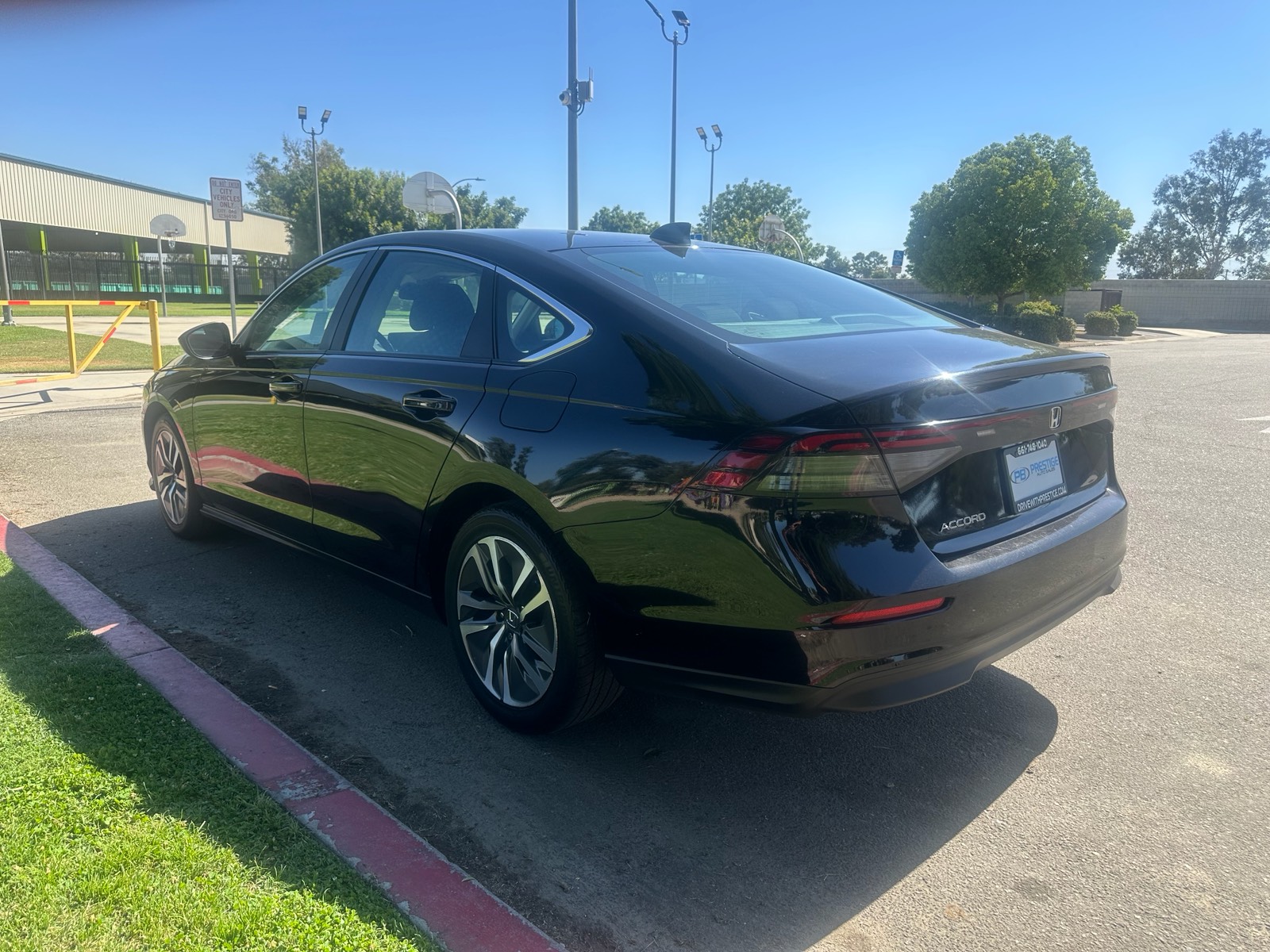 View vehicle photo 4