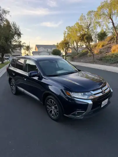 Blue 2017 Mitsubishi Outlander SE SUV / Crossover Front-Wheel Drive Continuously Variable Transmission