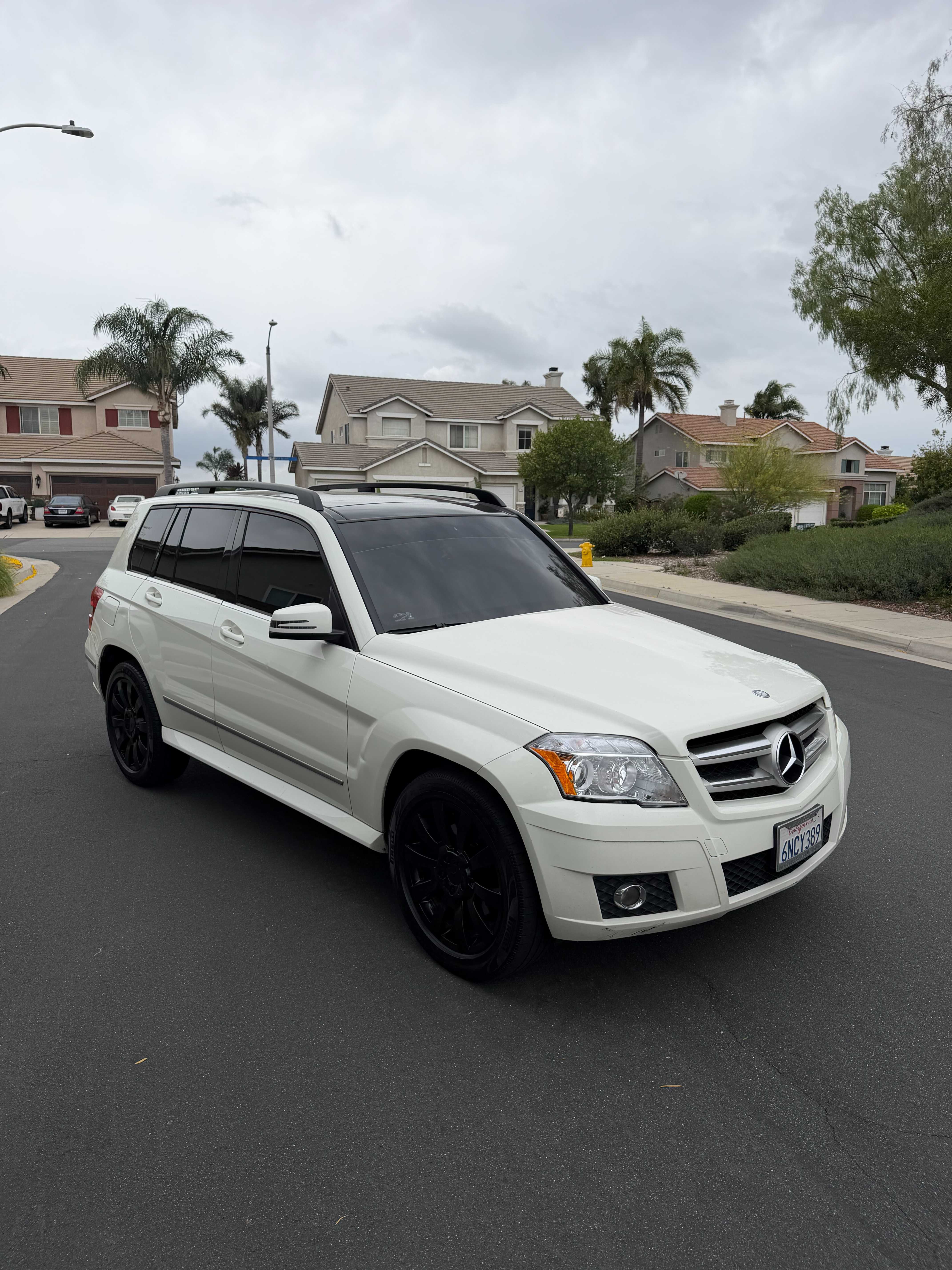 White 2010 Mercedes-Benz GLK 350 SUV / Crossover Rear-Wheel Drive 7-Speed Automatic Overdrive