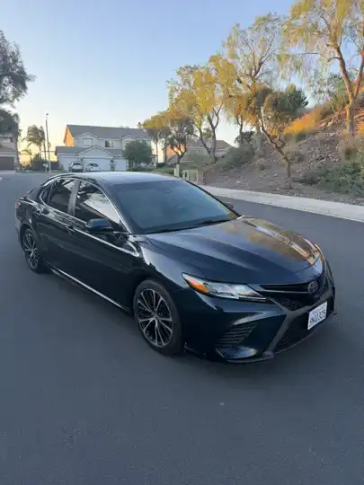 2018 Toyota Camry SE Azul Sedán Tracción delantera 8 velocidades Automática